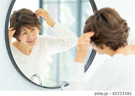 シニア 女性 美容 ビューティーイメージ 62523383