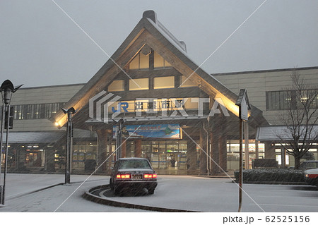 雪が舞う出雲市駅 62525156