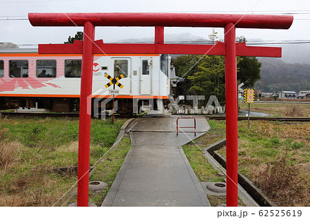 鳥居と一畑電車(粟津稲生神社) 鳥居と一畑電車(粟津稲生神社) 62525619