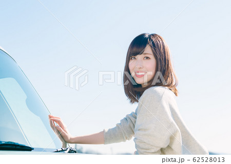 若い女性　ドライブ 62528013