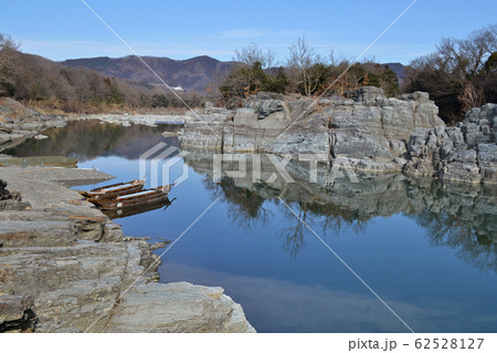 長瀞 冬の景色 岩畳と荒川と舟 長瀞 冬の景色 岩畳と荒川と舟 62528127
