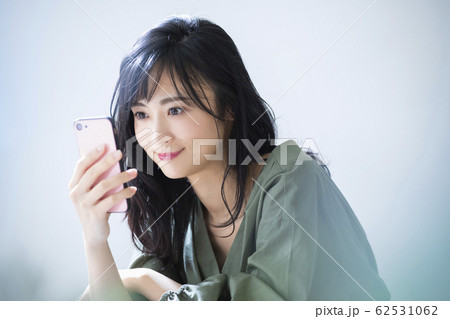 女性　スマホ　スマートフォン 62531062