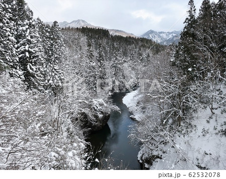 森林 川 雪景色 森林 川 雪景色 62532078