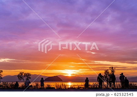 琵琶湖の夕景 湖北みずどりステーションの前 琵琶湖の夕景 湖北みずどりステーションの前 62532545