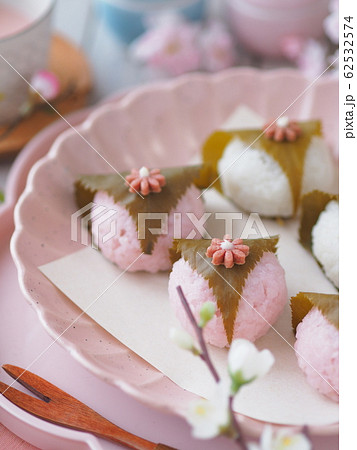 2色のかわいい桜餅 62532574