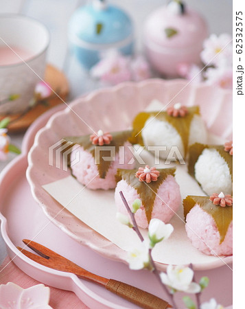 2色のかわいい桜餅 62532575