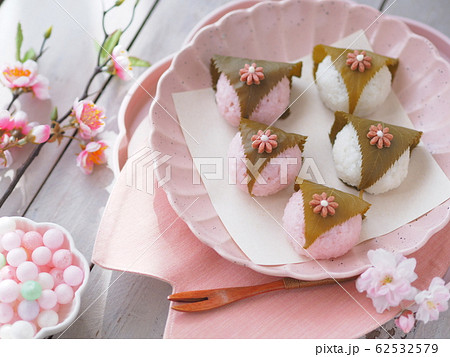 2色のかわいい桜餅の写真素材