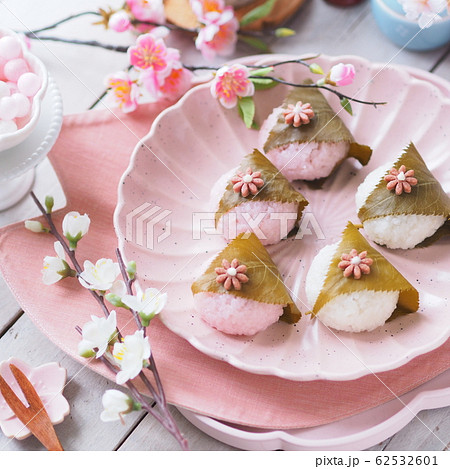 ひな祭り かわいい桜餅の写真素材