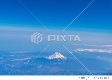 冬晴れの富士山と雲　俯瞰 62535461
