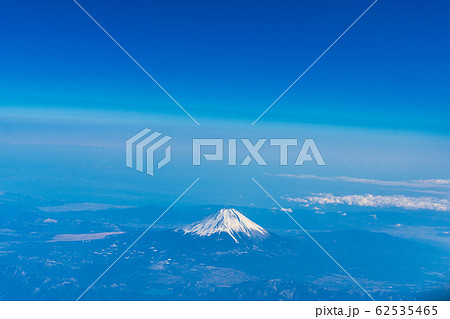 冬晴れの富士山と雲 俯瞰 冬晴れの富士山と雲 俯瞰 62535465