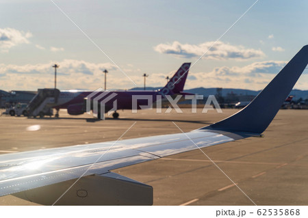 飛行機の翼と光の反射 62535868