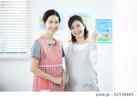 二人の保育士 62536664