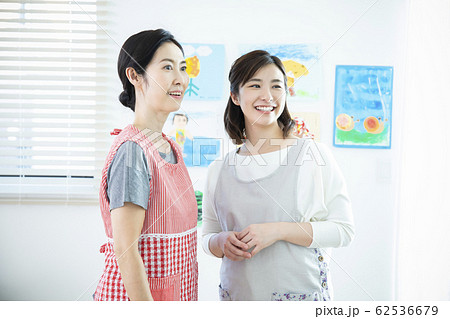 二人の保育士 62536679