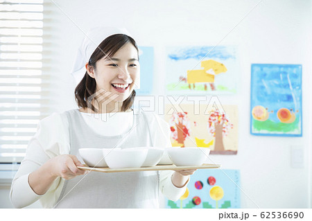 給食を運ぶ保育士 62536690