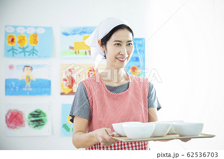給食を運ぶ保育士 62536703