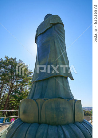 東京青梅市の塩船観音寺の平和観音像の後ろ姿 62536873