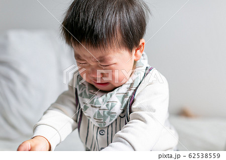 泣き顔　幼児 62538559