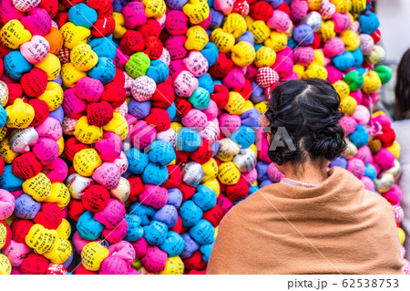 大黒山 金剛寺(八坂庚申堂)のくくり猿と女性 62538753