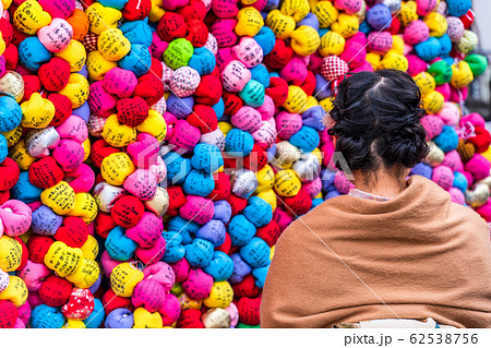 大黒山 金剛寺(八坂庚申堂)のくくり猿と女性の写真素材 [62538756] - PIXTA