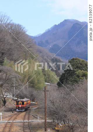 わたらせ渓谷鐵道「真冬の神戸駅から見た風景」 62539077