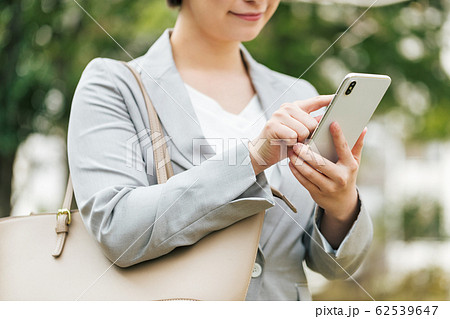 ビジネス 女性 スマホ 62539647