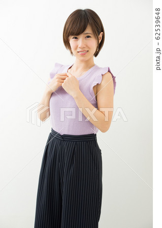 ノースリーブの女性 62539648