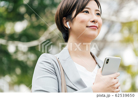 ビジネス 女性 スマホ イヤホン 62539650