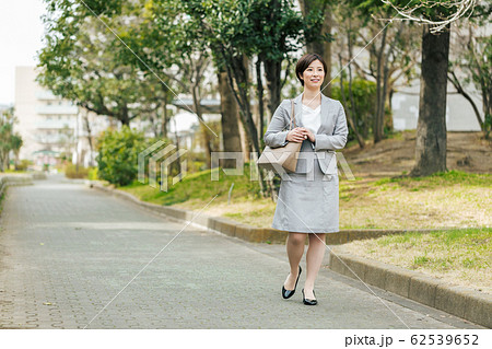 ビジネス 女性 通勤 営業 62539652
