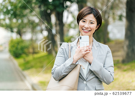 ビジネス 女性 スマホ ビジネス 女性 スマホ 62539677