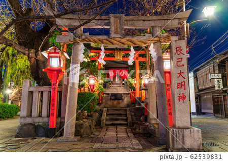 夜の辰巳大明神　京都祇園 62539831