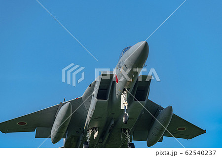 滑空する戦闘機 62540237