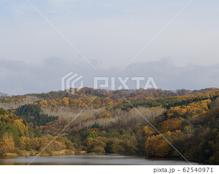 紅葉の山と靄がかかった空 62540971