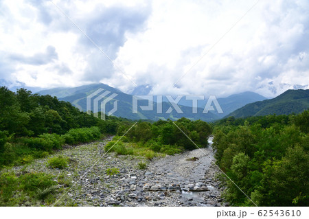 大糸線と姫川と国道148号線の風景 62543610