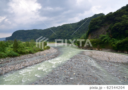 大糸線と姫川と国道148号線の風景 62544204