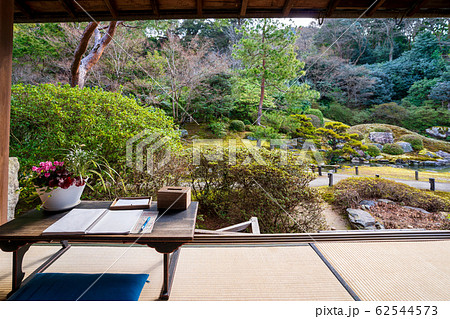 京都・青蓮院 華頂殿から庭園の眺め 記名帳と机 京都・青蓮院 華頂殿から庭園の眺め 記名帳と机 62544573