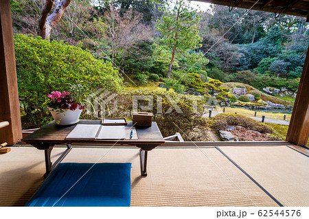 京都・青蓮院　華頂殿から庭園の眺め　記名帳と机 62544576