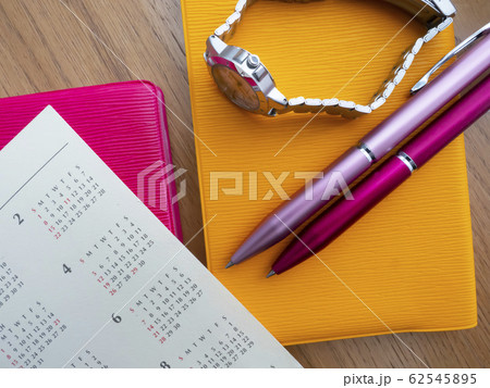 ビジネスイメージ・カレンダー・手帳・女性 62545895