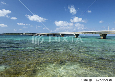 沖縄県宮古島市の来間大橋 沖縄県宮古島市の来間大橋 62545936