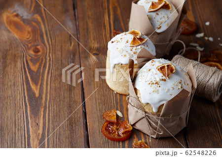 Easter cakes with candied fruits on wooden planks 62548226