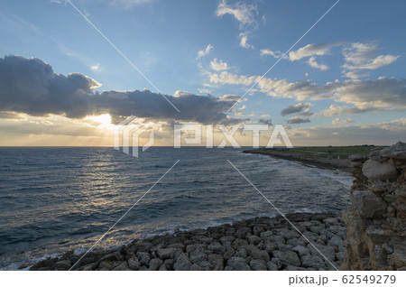 夕暮れのパフォスの石浜 キプロス島 夕暮れのパフォスの石浜 キプロス島 62549279