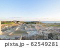夕暮れの城跡と地中海　キプロス島　クリオン 62549281