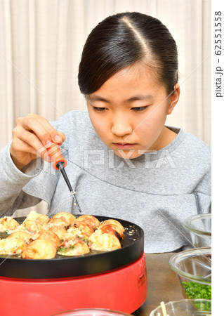 たこ焼きパーティーを楽しむ女の子 たこ焼きパーティーを楽しむ女の子 62551558