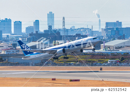 離陸中の飛行機　伊丹空港 62552542
