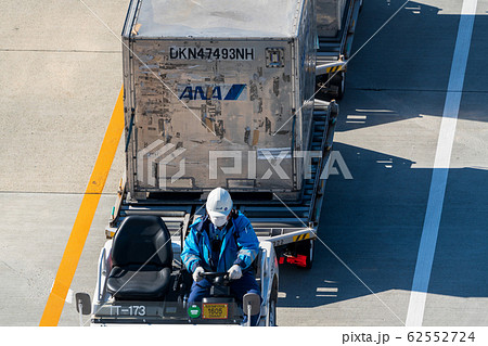 トーイングトラクターとコンテナ 伊丹空港 トーイングトラクターとコンテナ 伊丹空港 62552724