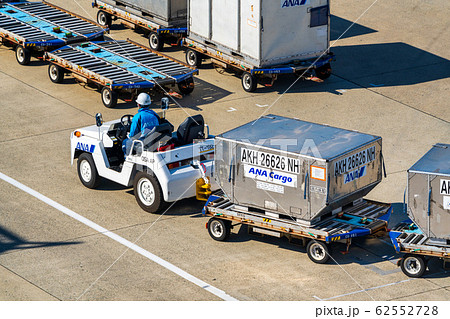 トーイングトラクターとコンテナ 伊丹空港 トーイングトラクターとコンテナ 伊丹空港 62552728