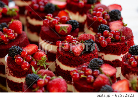 Red velvet mini cakes with blackberry close up Red velvet mini cakes with blackberry close up 62552822