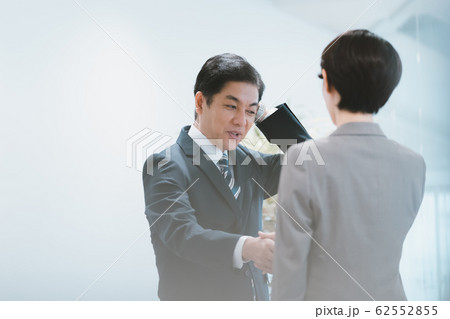 business　照れるビジネスマン 62552855