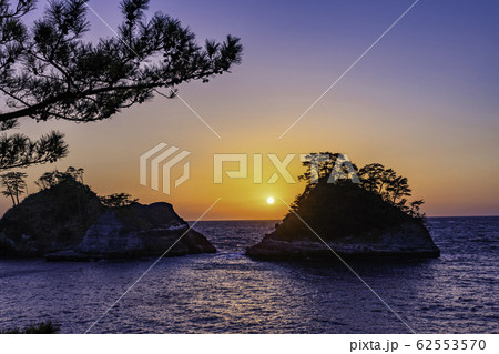 （静岡県）西伊豆堂ヶ島の夕景　日没 62553570