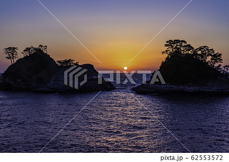 (静岡県)西伊豆堂ヶ島の夕景 日没 (静岡県)西伊豆堂ヶ島の夕景 日没 62553572