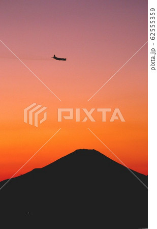美しい茜空に浮かび上がる富士山のシルエットと夕空を飛行する海上自衛隊のP-3Cオライオン哨戒機 美しい茜空に浮かび上がる富士山のシルエットと夕空を飛行する海上自衛隊のP-3Cオライオン哨戒機 62555359